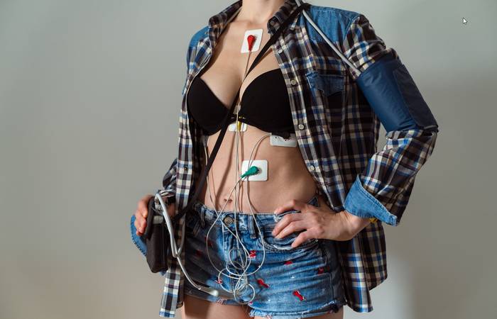 Während eines Langzeit-EKGs ist es wichtig zu verstehen, wie Sie sich verhalten können, um genaue Ergebnisse und eine reibungslose Untersuchung zu gewährleisten. (Foto: AdobeStock - 528258286 Hanna)