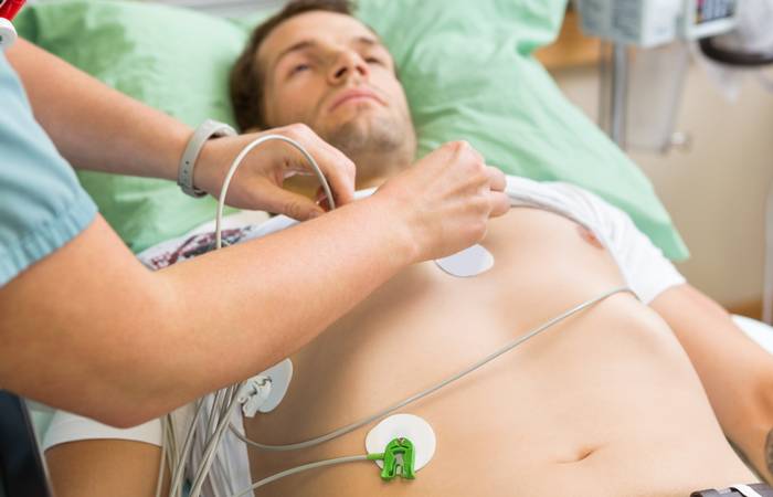 Die Auswertung des 24-Stunden-EKGs, in einigen Fällen sogar bis zu einer Woche, erfolgt normalerweise innerhalb eines Zeitraums von 1-2 Tagen nach der Untersuchung. (Foto: AdobeStock - 57519195 Tyler Olson)