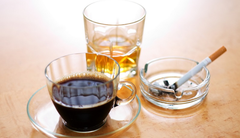 Untersuchungen haben beispielsweise ergeben, dass ein übermäßiger Genuss von Koffein, Alkohol oder Nikotin Extrasystolen auslösen kann.