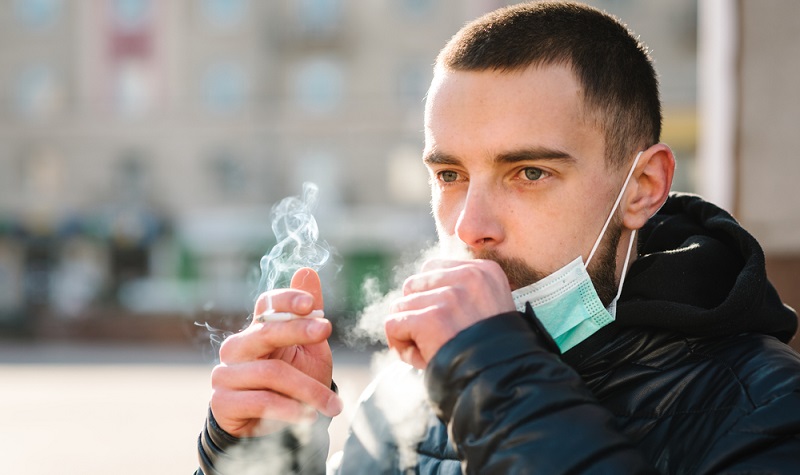 Dass Rauchen schädlich ist und unter anderem zu einem Schlaganfall führen kann, dürfte wohl jedem bekannt sein. ( Foto: Shutterstock-Sergii Sobolevskyi )