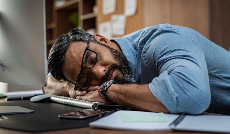 Zu viel Schlaf kann sich auf verschiedene Arten äußern. Zum einen fühlen sich die betroffenen Menschen oft wie erschlagen, sind müde und lustlos.( Foto: Shutterstock-Rido)