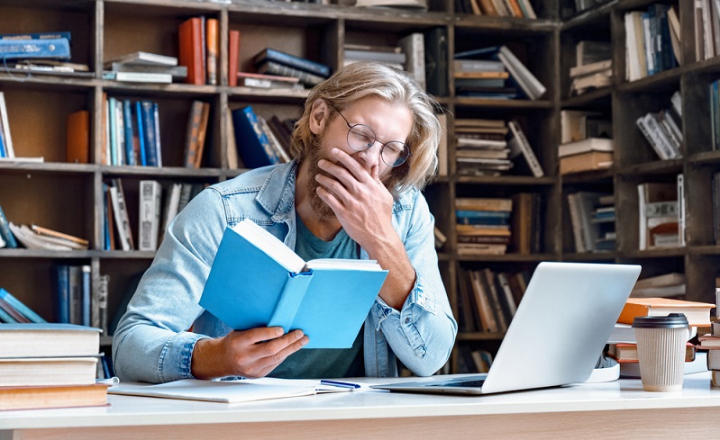 Wer jedoch dauerhaft zu wenig schläft, lebt ebenfalls nicht gesund und riskiert, dass das Immunsystem nicht mehr mitmacht.  ( Foto: Shutterstock-  insta_photos)