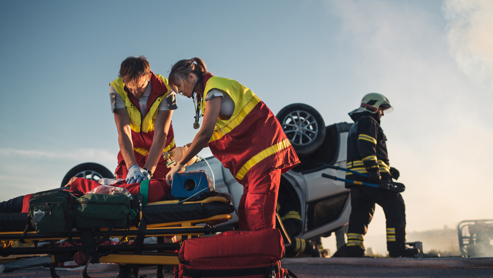 Rettungskräfte müssen die entsprechende Fachkunde erlangen, um souverän und zielgerichtet agieren zu können und so gemeinsam mit dem Notarzt die bestmögliche Versorgung der Patienten zu gewährleisten. ( Foto: Shutterstock-_Gorodenkoff )