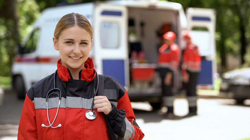 Übrigens sind es auch Anästhesisten, die Einsätze als Notärzte fahren und die Zusatzbezeichnung „Notfallmedizin“ haben müssen.  ( Foto: Shutterstock-Motortion Films )