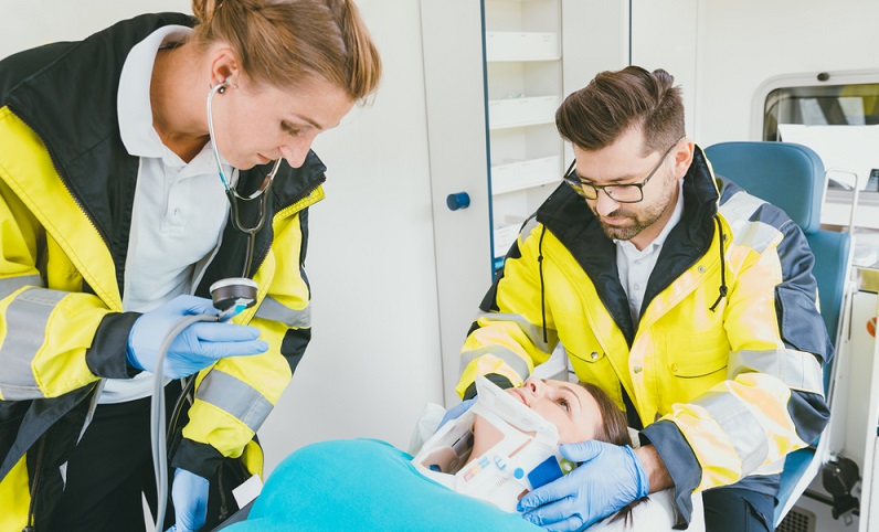 Die Arbeit im Rahmen eines Notfalleinsatzes ist Teamarbeit. Der Notarzt muss sich auf die vorhandene Fachkunde des Rettungsteams verlassen können und umgekehrt.  ( Foto: Shutterstock- Kzenon)