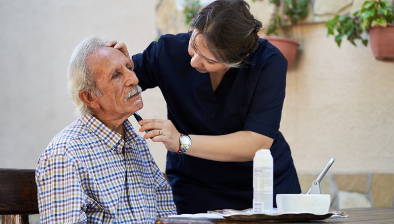 Osteuropäische Pflegekräfte werden in jüngster Zeit verstärkt nachgefragt.  ( Foto: Shutterstock-Gecko Studio_)