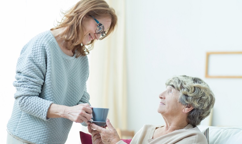 Wer als Arbeitgeber eine osteuropäische Pflegekraft beschäftigt, muss sich bei der Agentur für Arbeit anmelden und dort eine Betriebsnummer beantragen.  ( Foto: Shutterstock-_Photographee.eu)