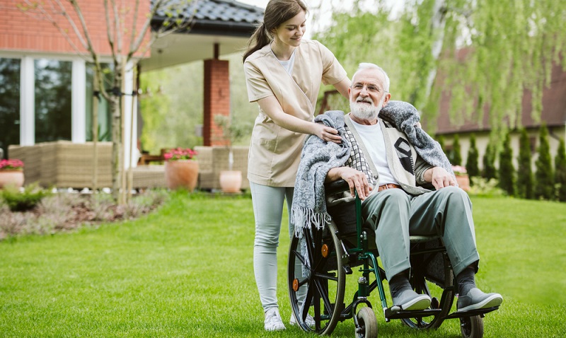 Wer ohne Agentur osteuropäische Pflegekräfte beschäftigen möchte, muss zum Arbeitgeber werden.  ( Foto: Shutterstock-Photographee.eu )