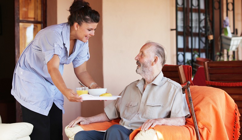 Es ist theoretisch möglich, auch ohne Agentur eine Pflegekraft aus Polen zu bekommen, allerdings ist die Gefahr, dass es sich hier um Schwarzarbeit und eine Scheinselbstständigkeit handelt, zu groß. ( Foto: Shutterstock-MANDY GODBEHEAR)