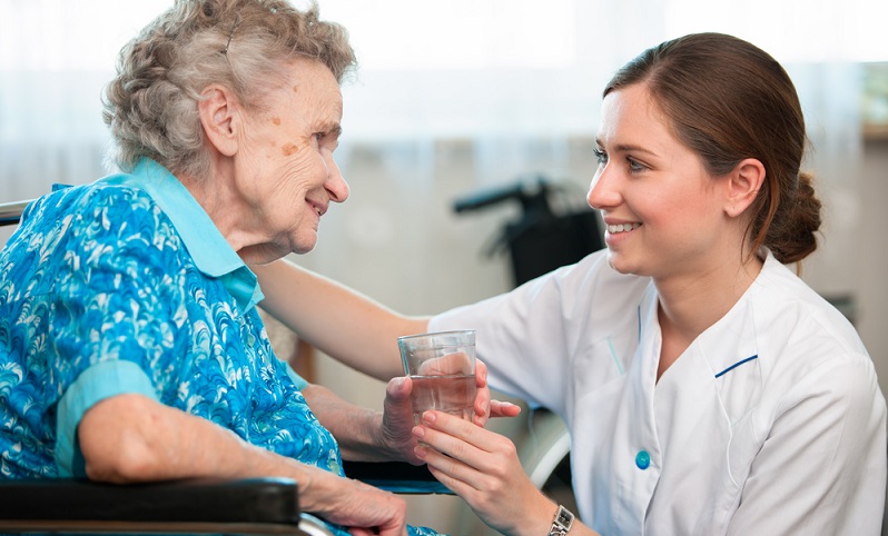 Was können polnische Pflegekräfte leisten? Sie bieten eine Betreuung bei der Pflegeperson zu Hause, bringen aber keine medizinische Ausbildung mit. ( Foto: Shutterstock-Alexander Raths )