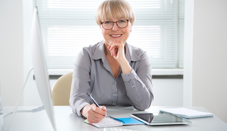 Die Agentur im Ausland vermittelt eine polnische Pflegekraft über die Agentur in Deutschland.  ( Foto: Shutterstock-Konstantin Chagin)