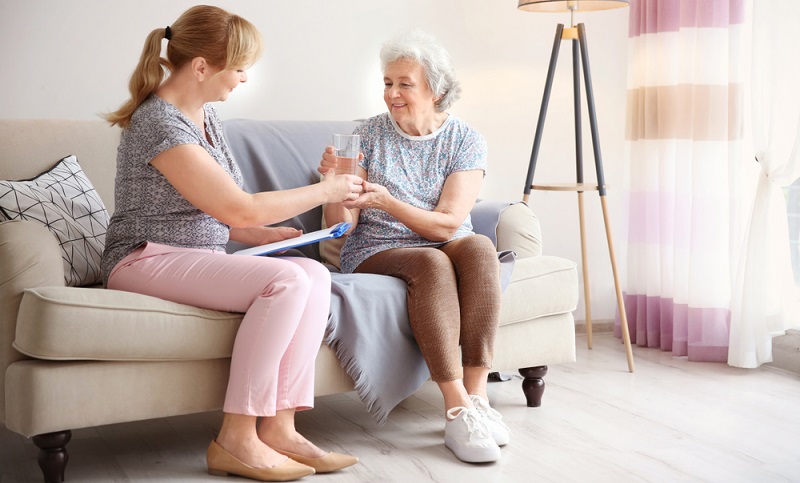 Um polnische Pflegekräfte legal anzustellen, sind sowohl die abgeführten Sozial- und Krankenversicherungsbeiträge relevant als auch die angemessene Bezahlung, wobei der Mindestlohn ausschlaggebend ist. ( Foto: Shutterstock- Africa Studio )