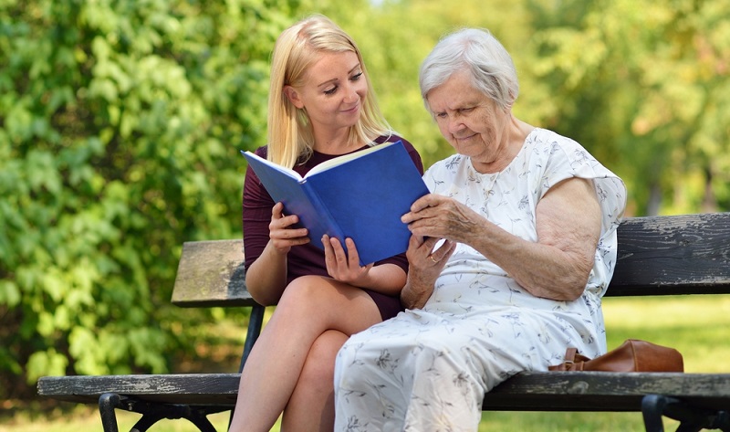 Es gibt zum einen die Möglichkeit, eine polnische Pflegekraft nach Deutschland zu holen und diese als Haushaltshilfe für zwei bis drei Monate zu beschäftigen. ( Foto: Shutterstock-_itsmejust )