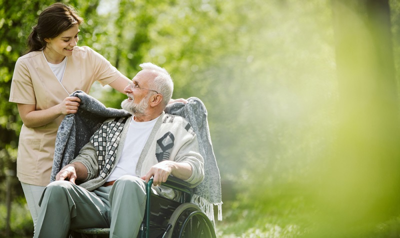 Es gibt keine Vorschrift darüber, dass die Ersatzpflege am Stück in Anspruch genommen werden muss oder stundenweise genutzt werden kann.   ( Foto: Shutterstock-Photographee.eu)