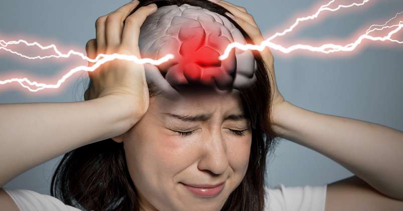 Bei einem Hirnschlag zeigen sich oft plötzlich heftigste Kopfschmerzen. ( Foto: Shutterstock - metamorworks )