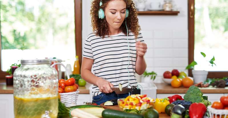 Durch gesundes Essen kann man selbst viel für seine Gesundheit tun ( Foto: Shutterstock-gpointstudio )