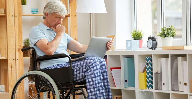 Einige Patienten benötigen nur einen Rollator, um sich beim Laufen abstützen zu können und dennoch zum gewissen Maß selbstständig mobil zu sein. Andere wiederum benötigen einen Rollstuhl ( Foto: Shutterstock- AnnaStills )