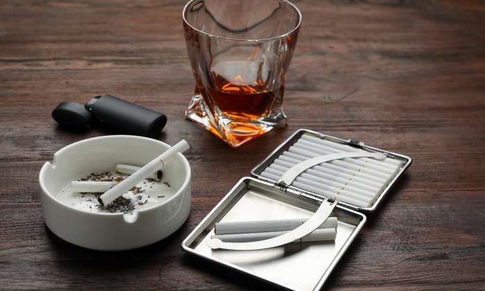Der übermäßige Genuss von Alkohol und Zigaretten erhöht ebenfalls das Schlaganfallrisiko. ( Foto: Shutterstock - New Africa_)