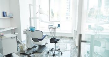 Dentsply Sirona und iADH verbessern den Zugang zur zahnmedizinischen (Foto: AdobeStock - Yakobchuk Olena 307841271)