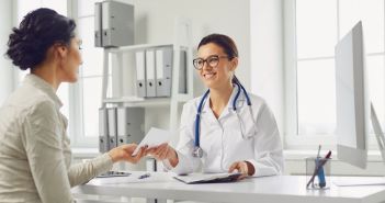 Studie: Hohe Krankheitsängste trotz weiterhin präventiven Engagements in (Foto: AdobeStock - Studio Romantic - 328444050)